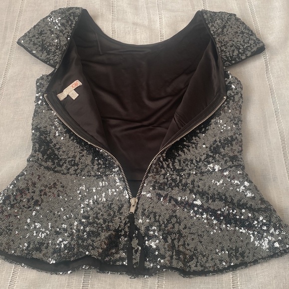 GB silver sequined top with cap sleeves. - Picture 7 of 12